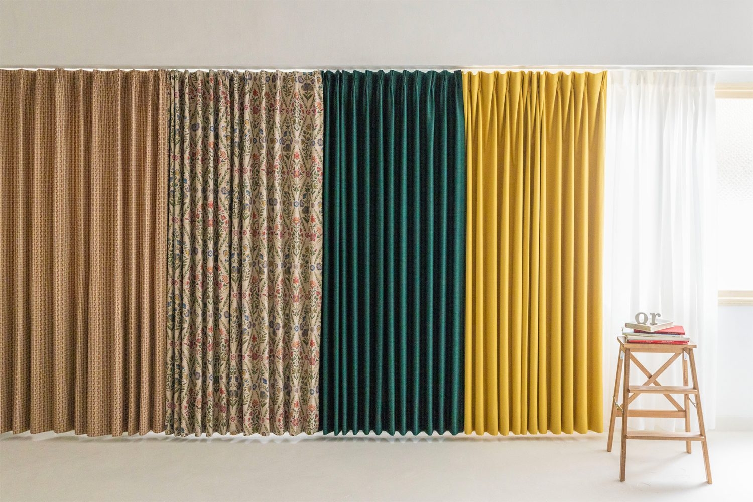 4色のカラーカーテンを背景に