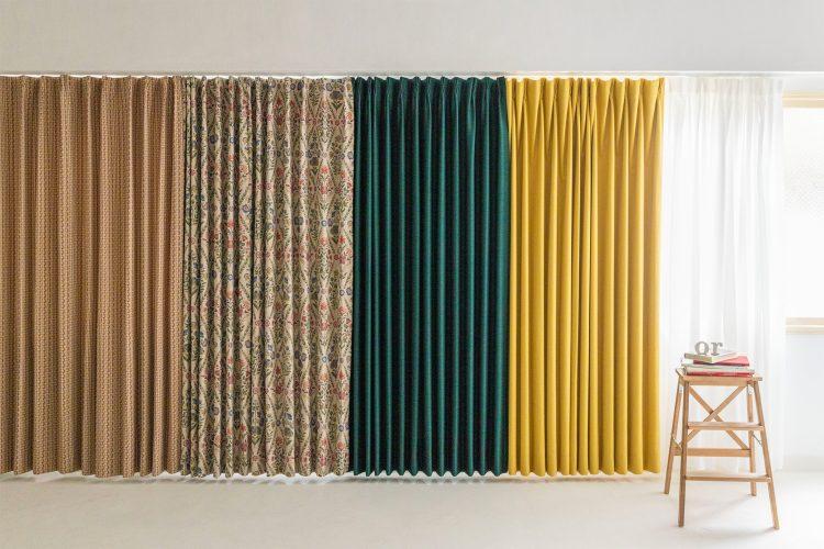 4色のカラーカーテンを背景に