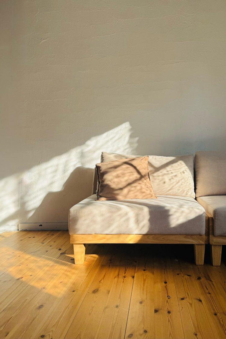 ソファに差し込む自然光