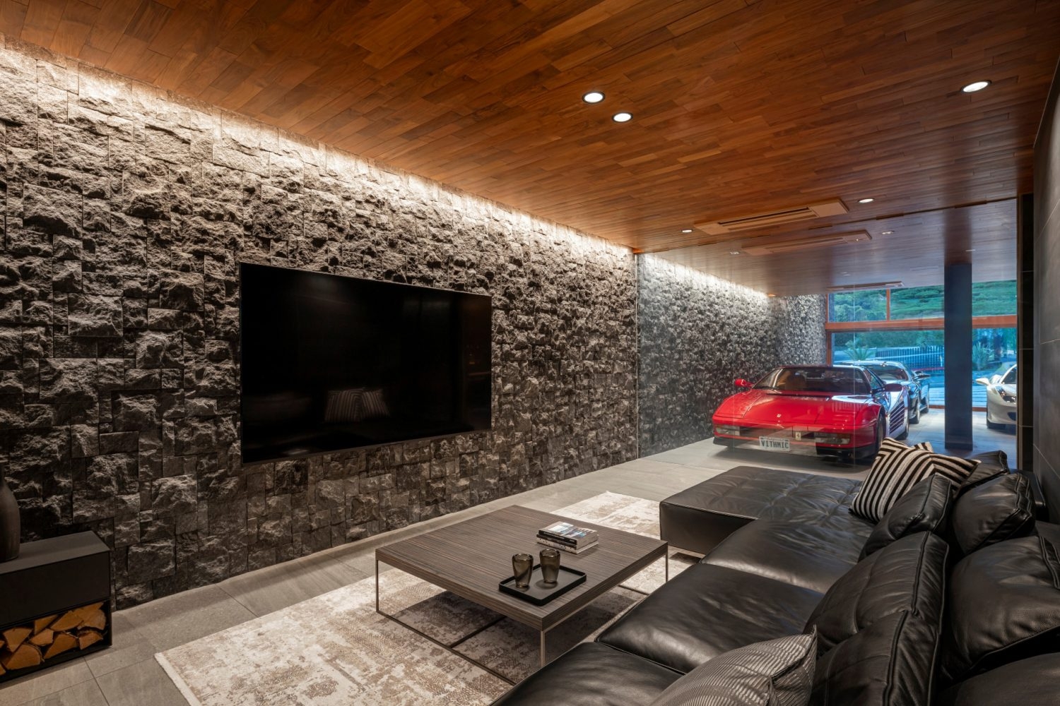 リビングから車を眺める贅沢な空間