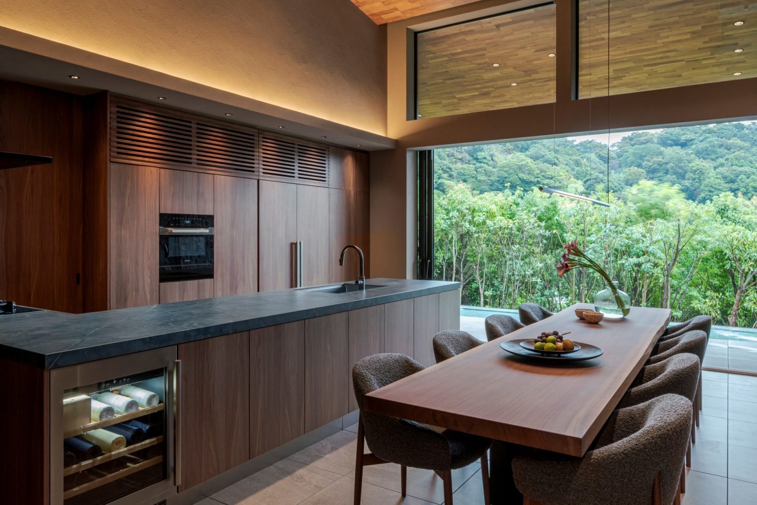 解放感あふれるダイニングスペース