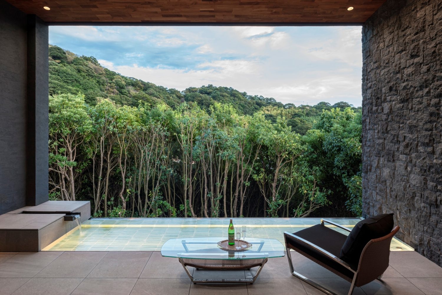 水が滴る水盤のテラス