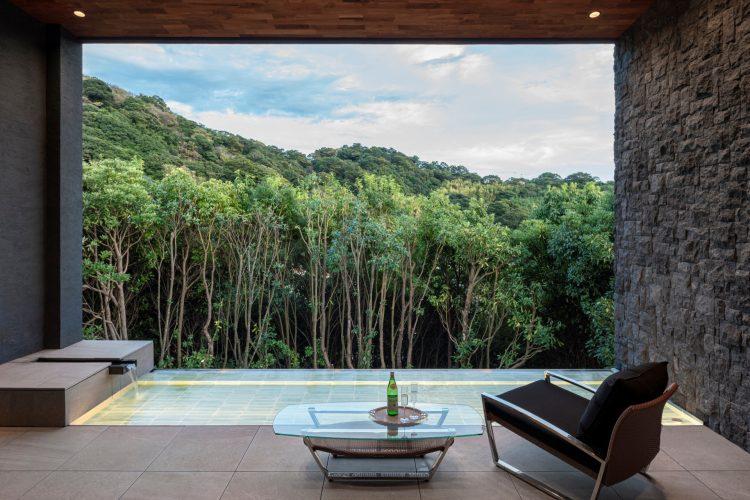 水が滴る水盤のテラス