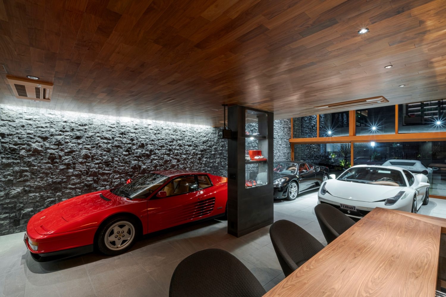 整然と並ぶ厳選された劇用車のフェラーリ