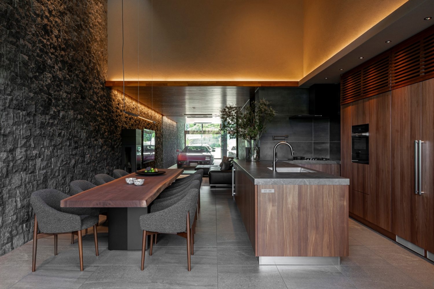 3.6mのブラックウォルナット一枚板テーブル