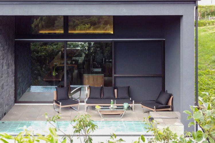 アウトドアを満喫できる完全軒下テラス