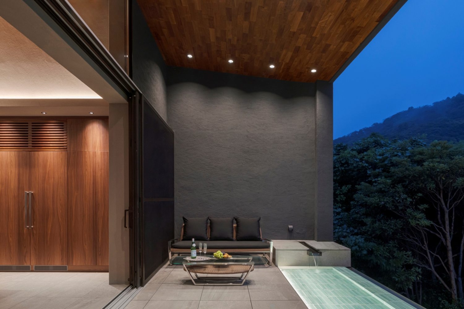 ライトアップされた水盤が美しい夜シーン