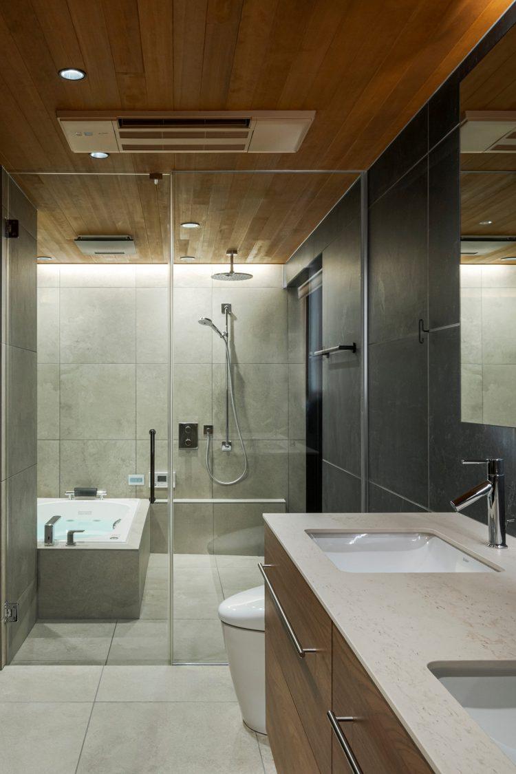 大判タイルが敷かれたバスルーム