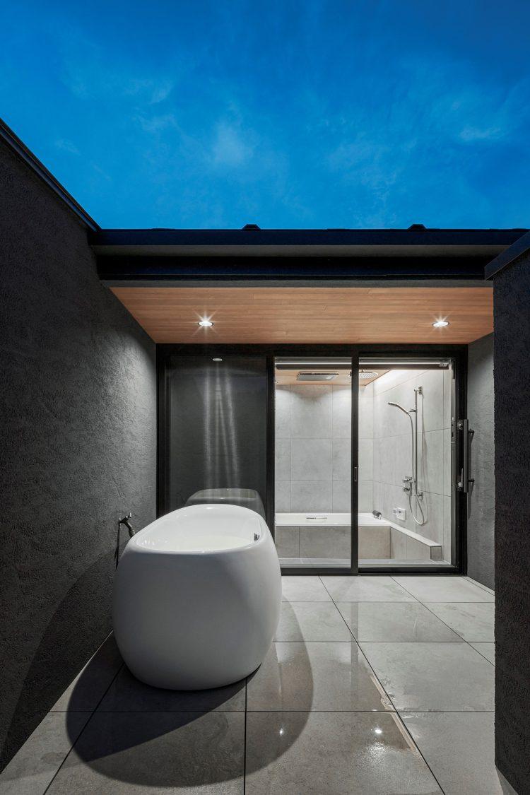 バスタブを設置した屋外のバスコート