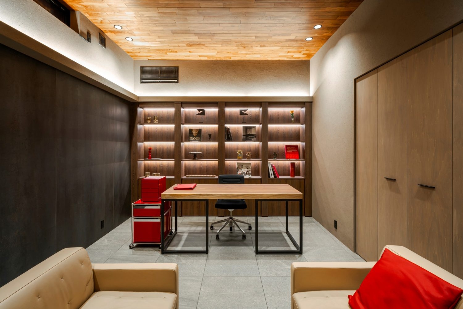 2F レッドのインテリアが映える応接室