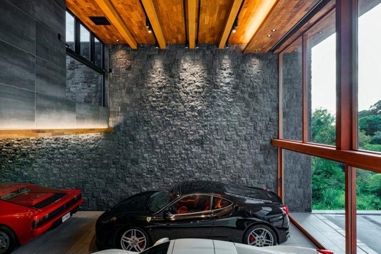 車を美しく引き立てる自然素材の内装