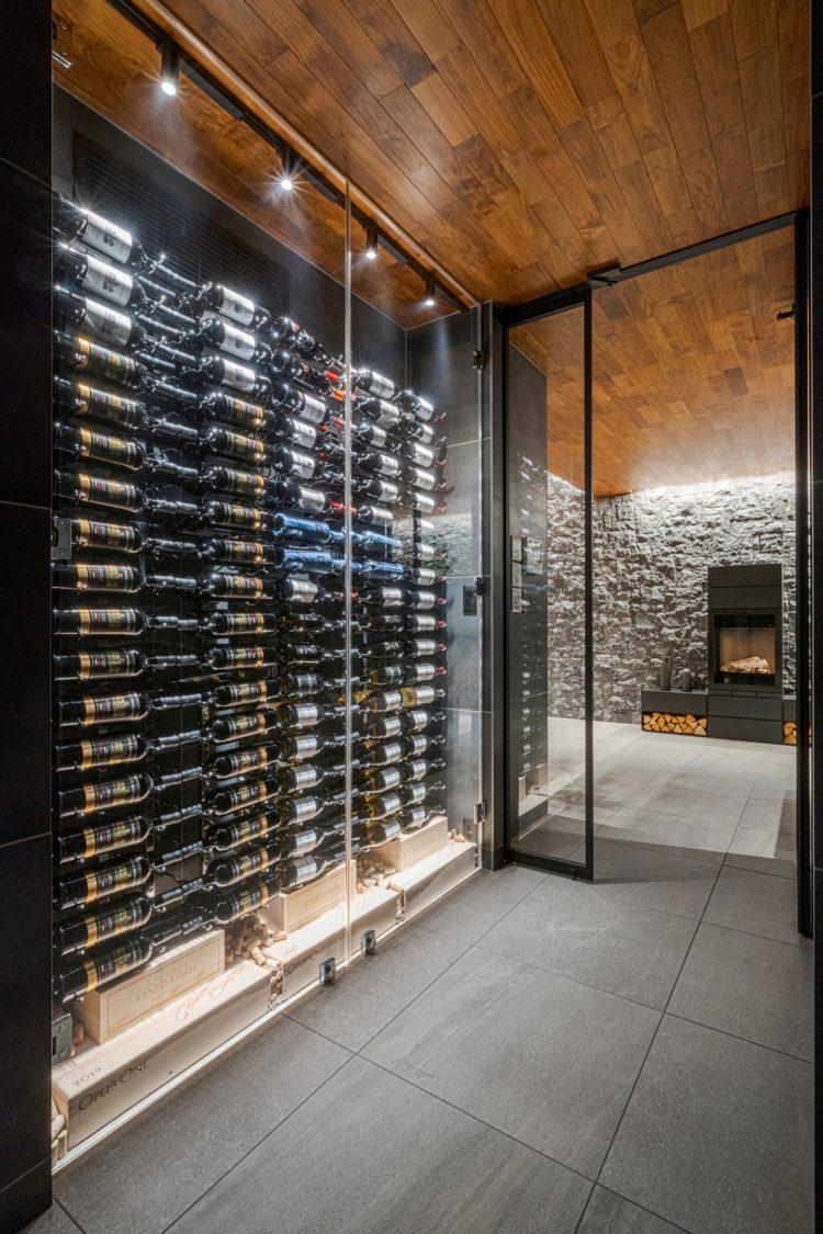ワインセラーが出迎えるエントランス