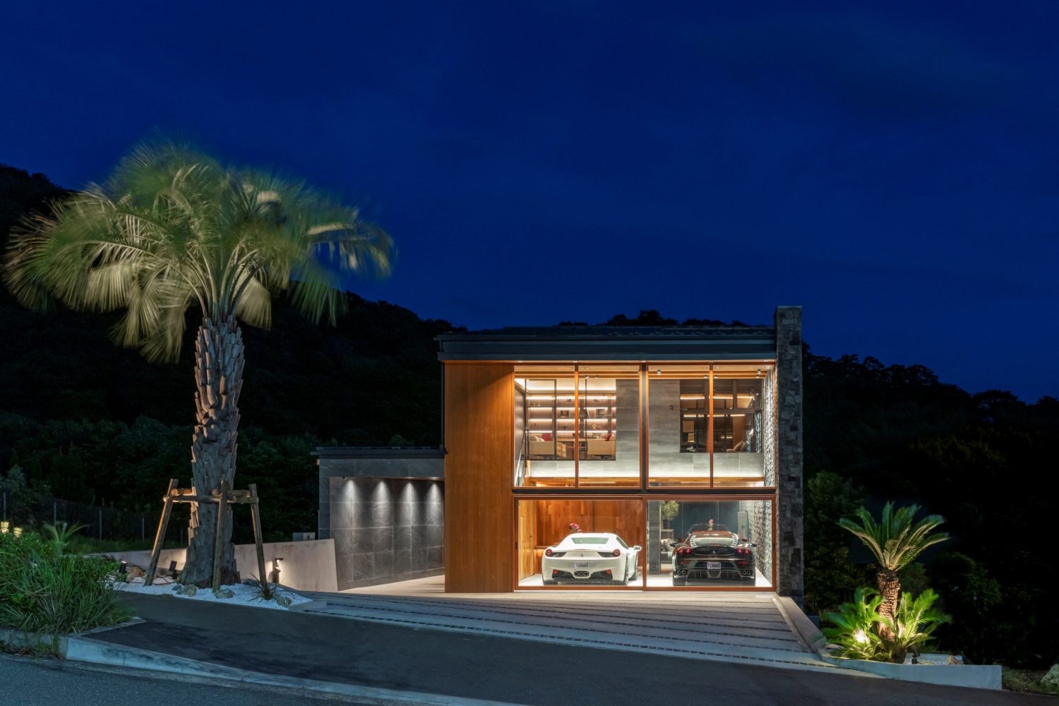 ライティングで美しく浮かびあがる外観