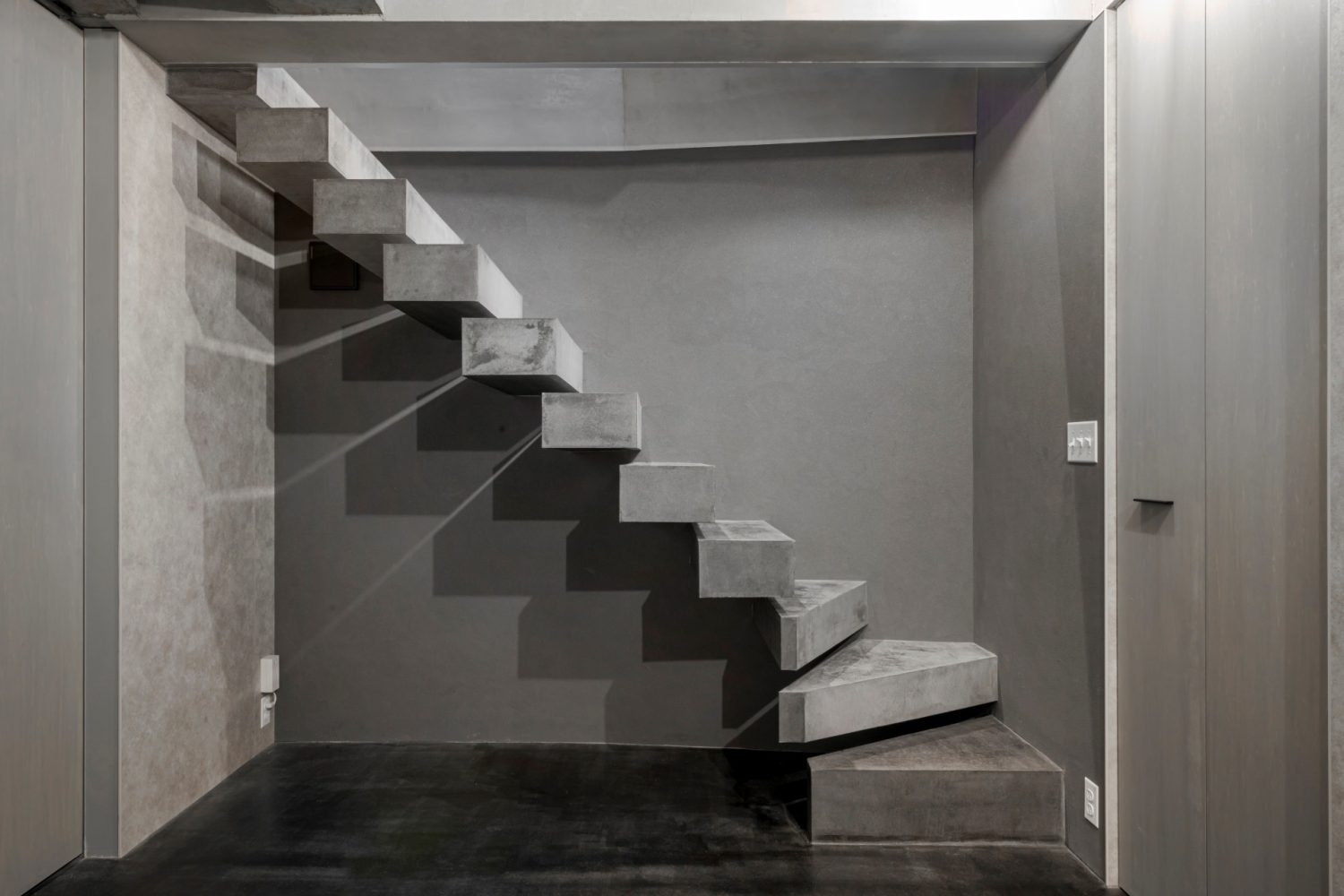 B1Fへと続くインダストリアルな階段