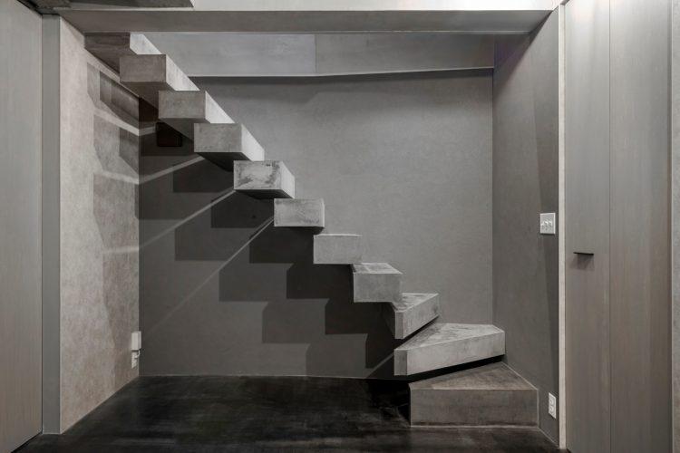 B1Fへと続くインダストリアルな階段