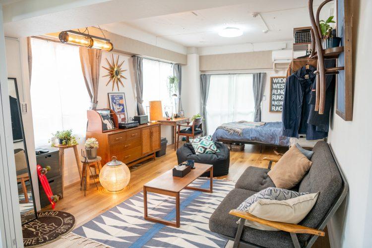 寒色と暖色が共存するインテリア