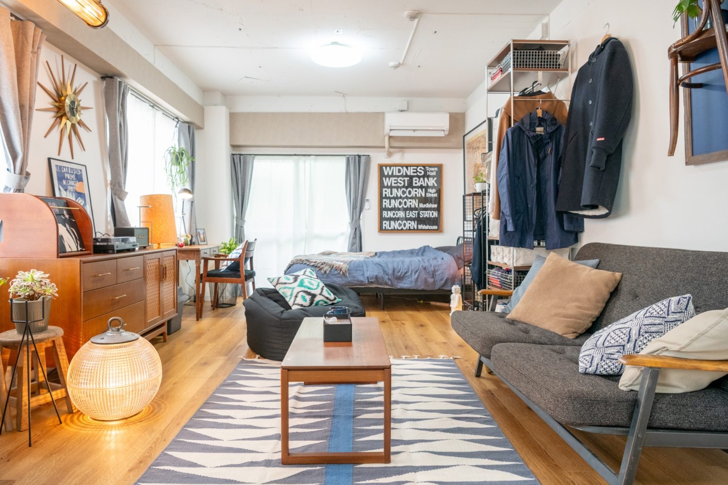 奥にはベッドがありひとり暮らしを思わせる