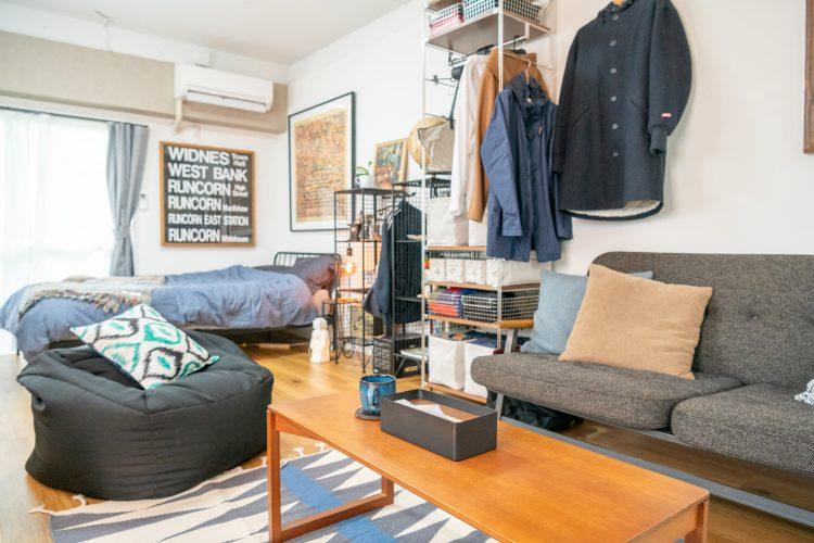 ベッド、シェルフ、ソファと、暮らしの要素が並ぶ