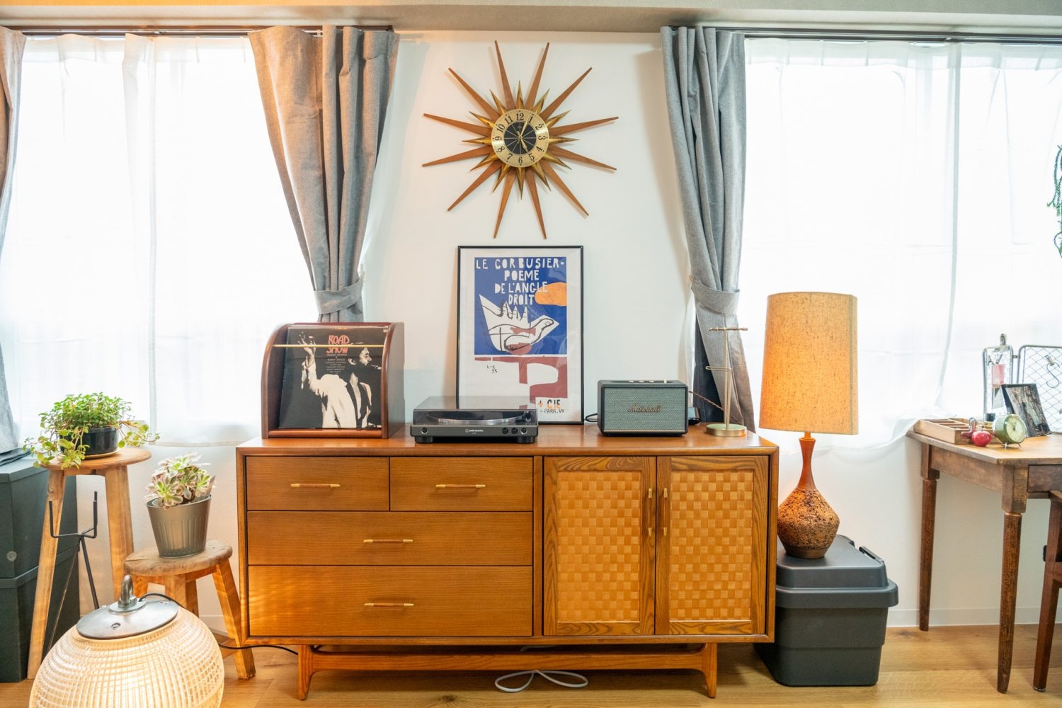 窓際のチェストにはレコードとターンテーブル