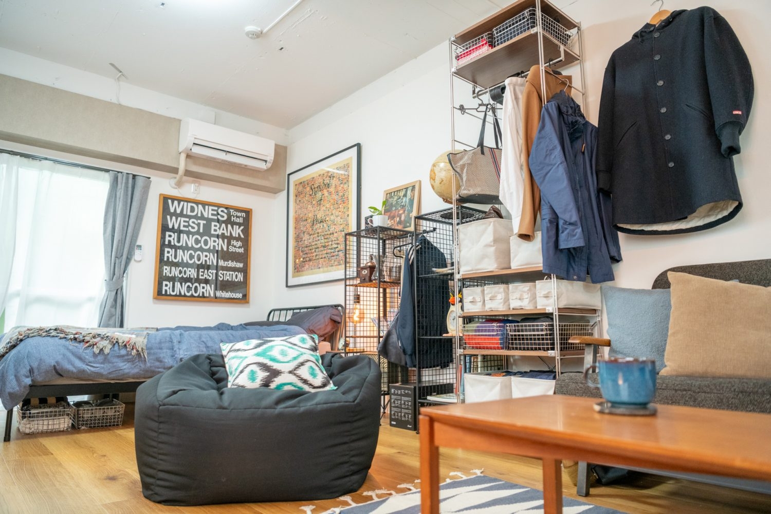 ポスターが飾られた壁面