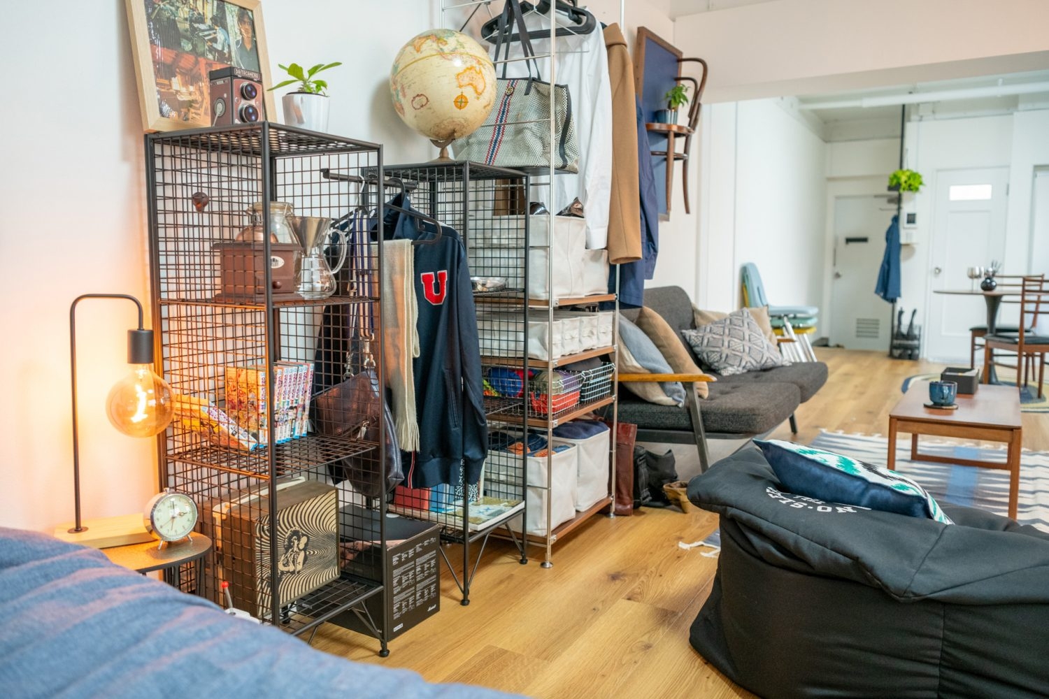 趣味のアイテムが配置されたアイアンシェルフ