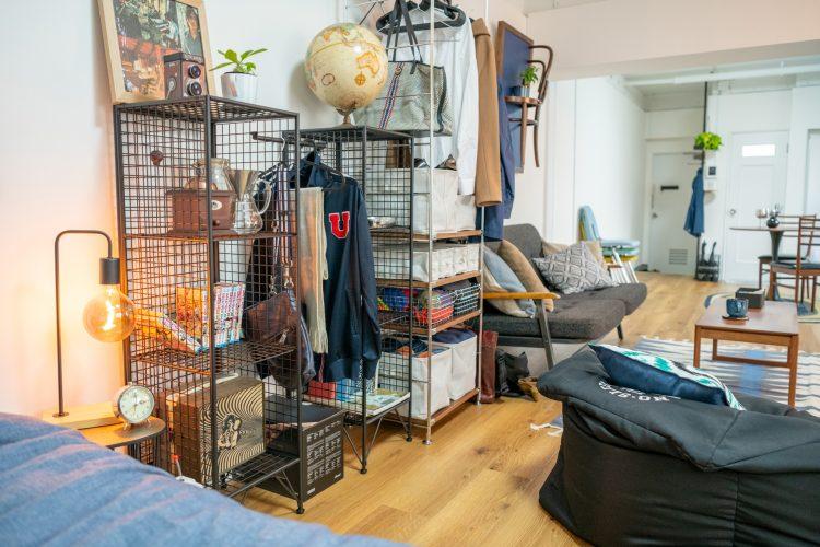 趣味のアイテムが配置されたアイアンシェルフ