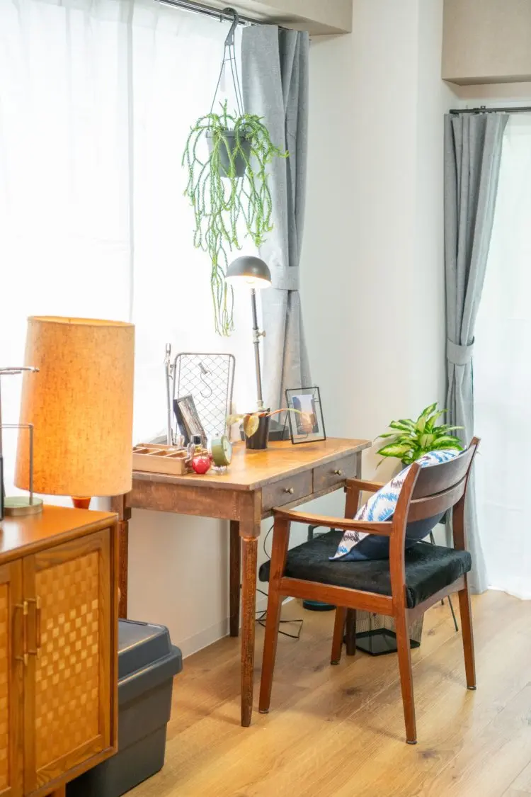 デスクをメイク場所としても使用可能