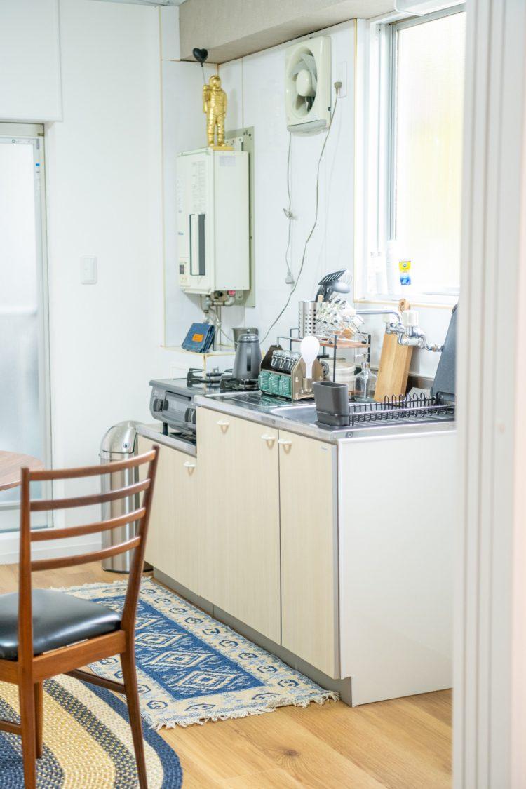 窓があり明るいコンパクトなキッチン