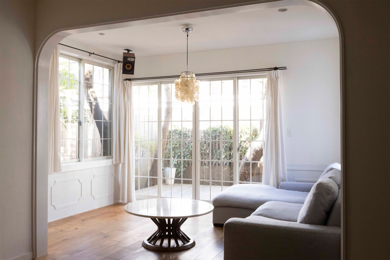 リビングはモールディングの腰板