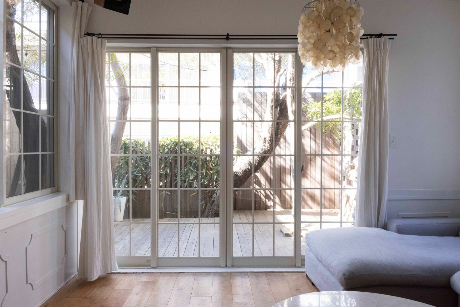 リビングと繋がるウッドデッキ