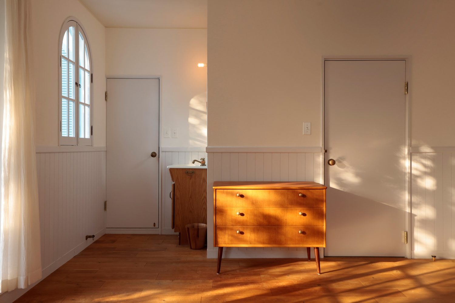 マスタベッドルームに差し込む西日