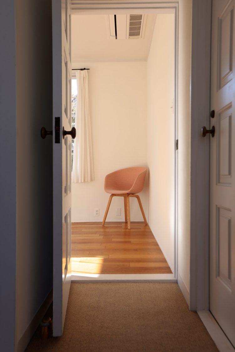 2F 踊り場からアトリエを臨む