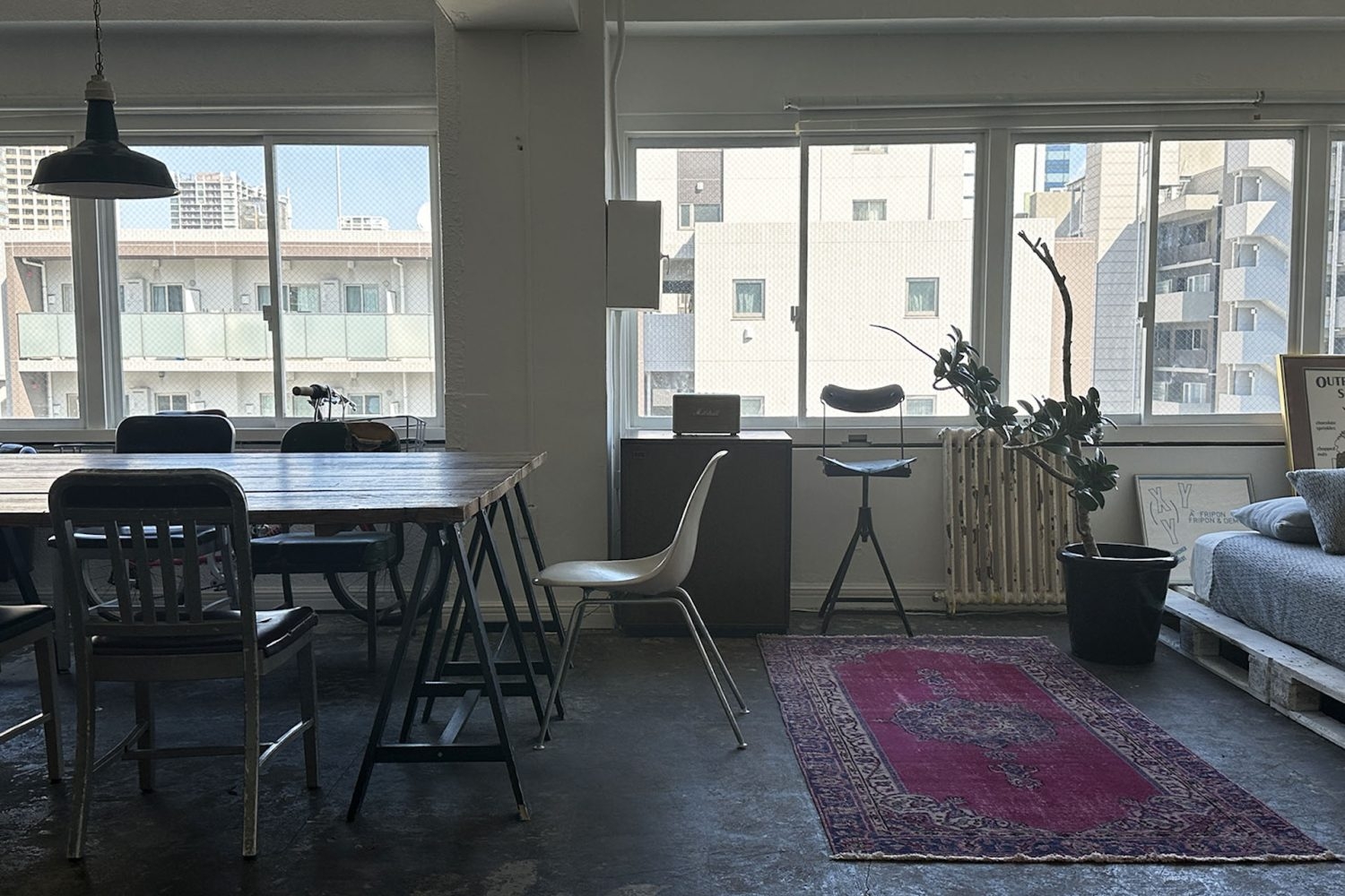 手前の部屋 窓側