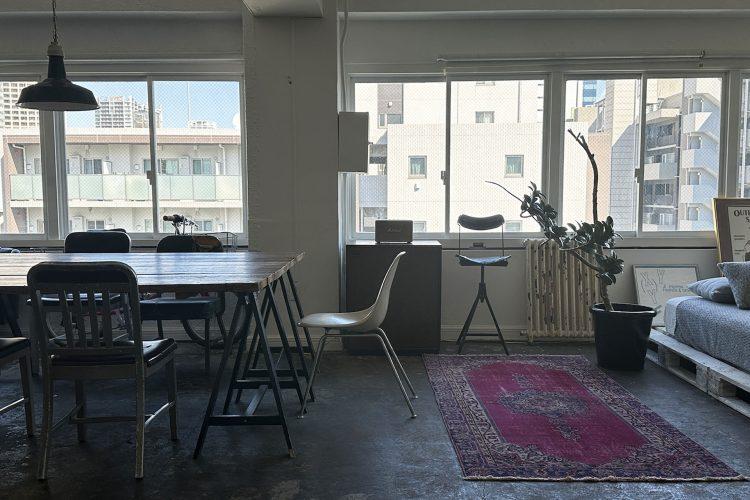 手前の部屋 窓側