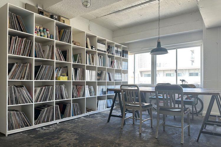 本棚には洋書とレコード