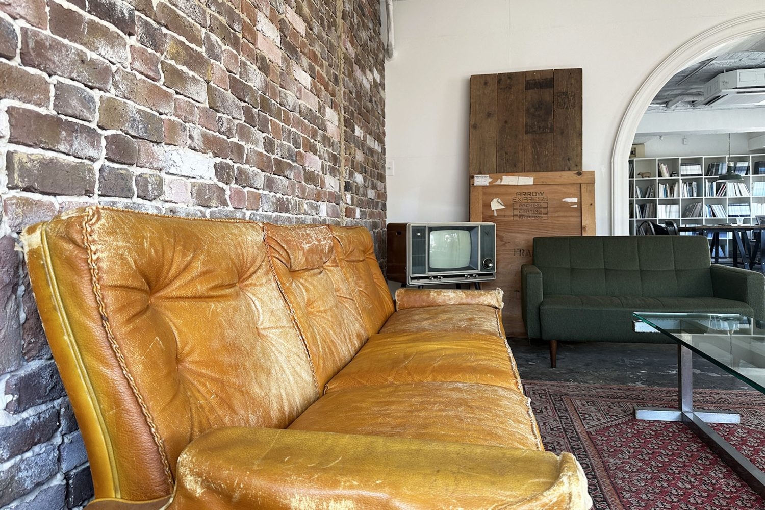 アンティーク皮張りのソファ