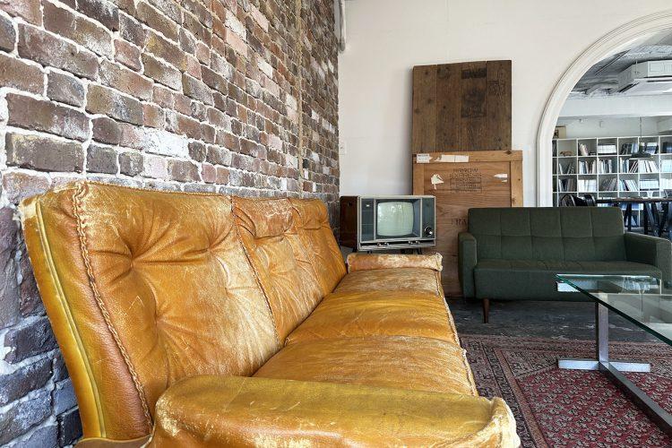 アンティーク皮張りのソファ