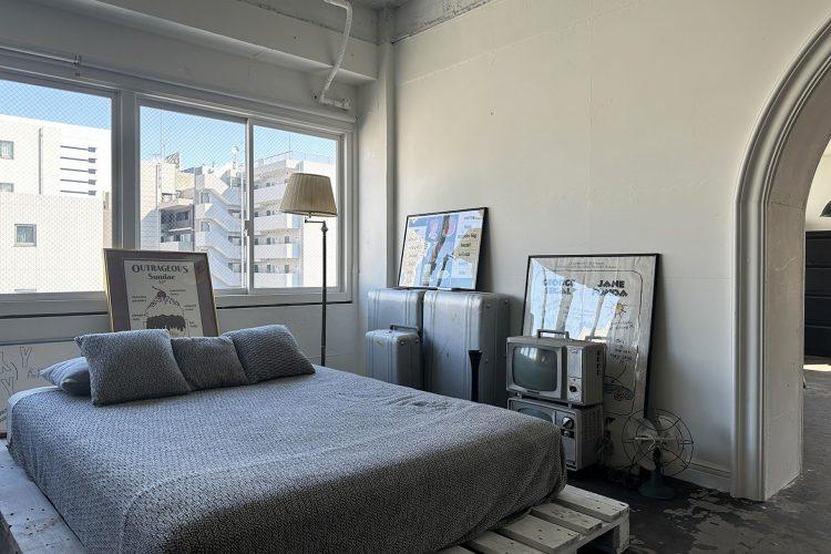 ベッドサイドのプロップスやアートパネル