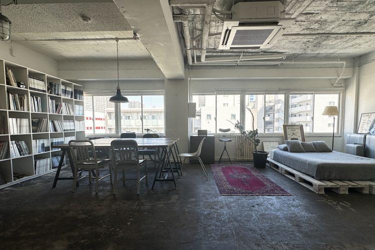 手前の部屋全体