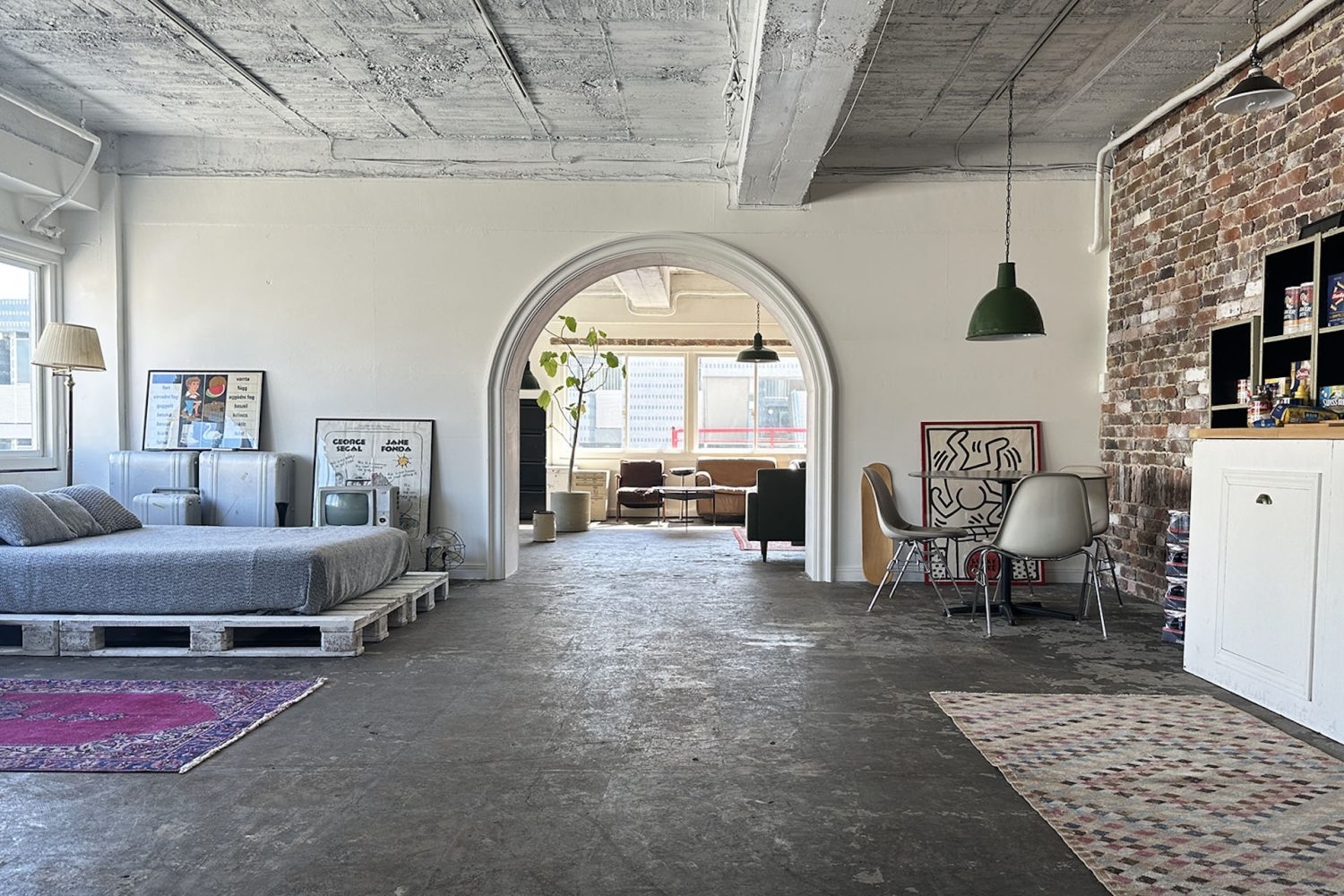 開口部から奥の部屋の抜け