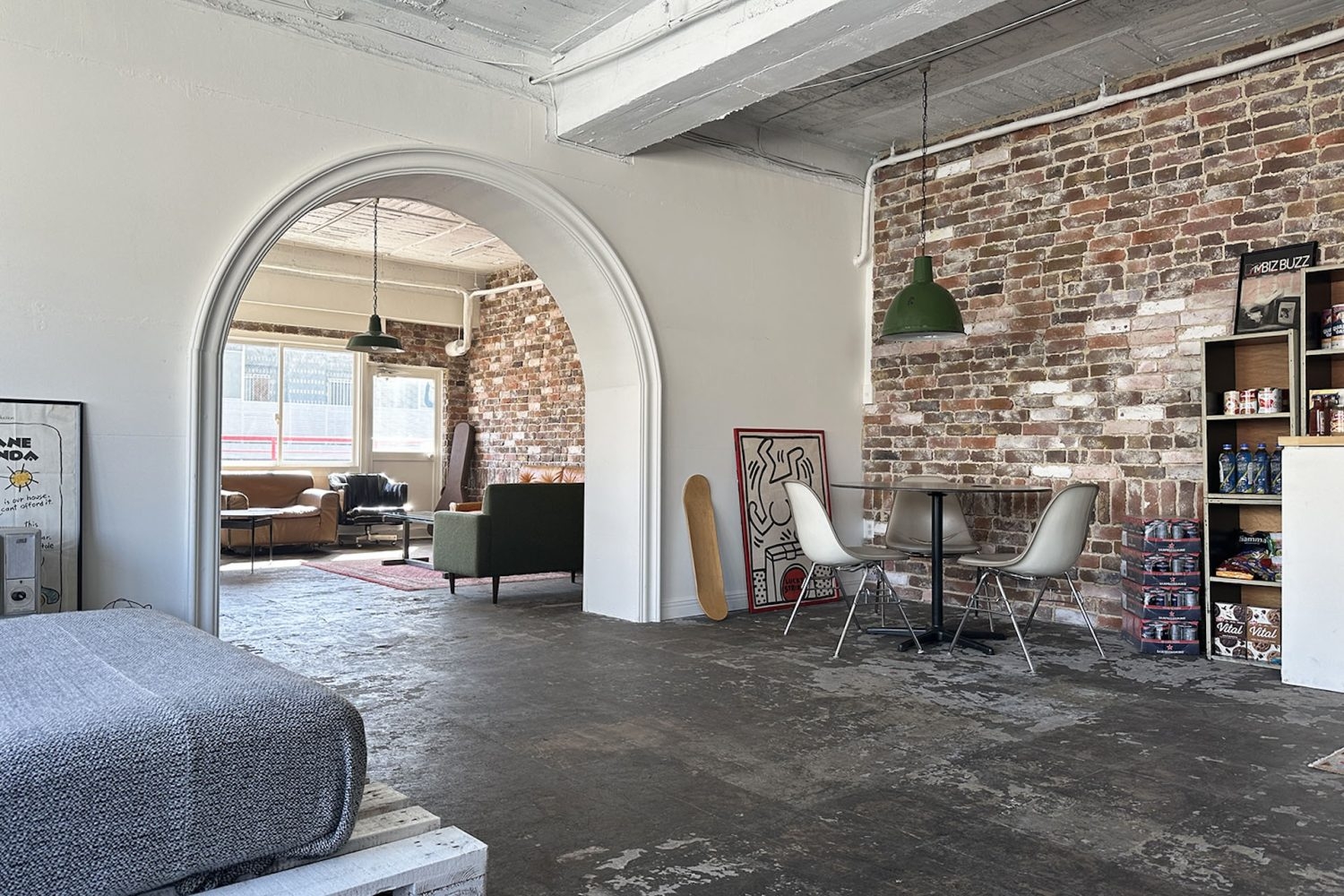 窓から奥と手前メイン