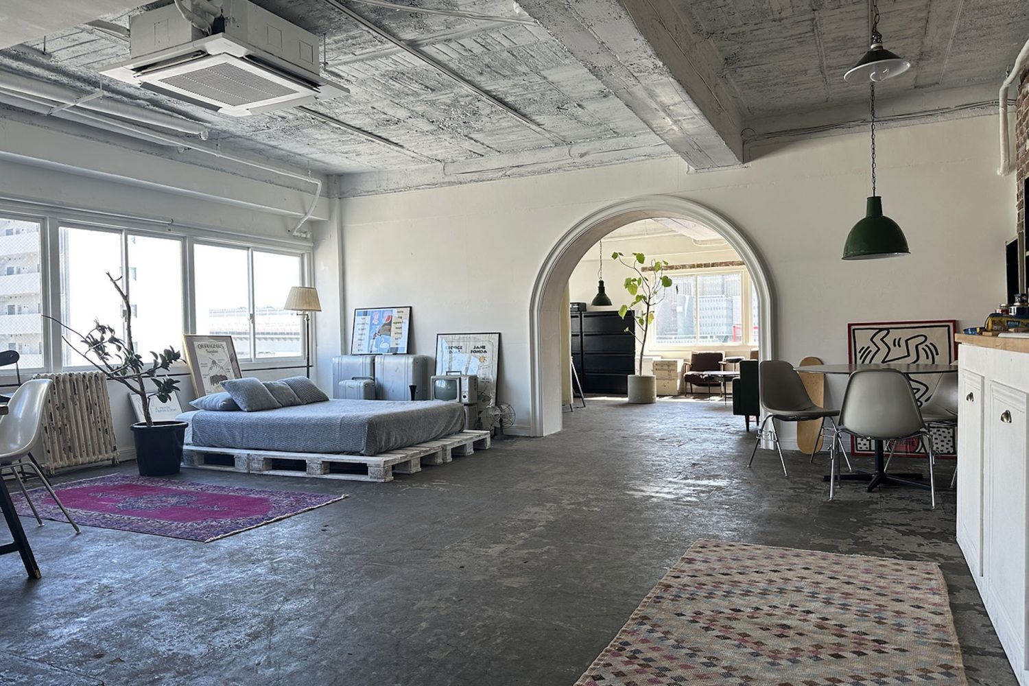 入口側から部屋全体