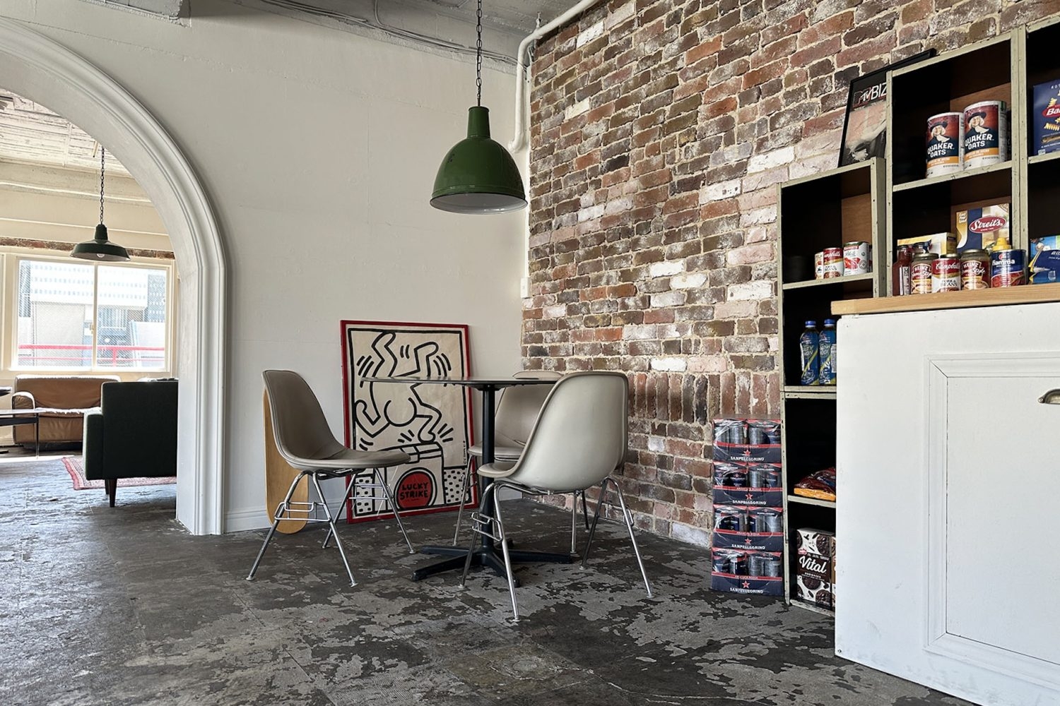 家具とプロップスはミッドセンチュリー