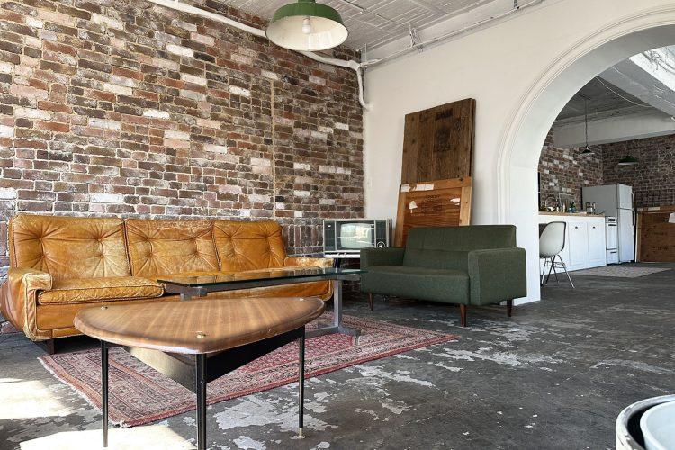 レンガ壁と白壁