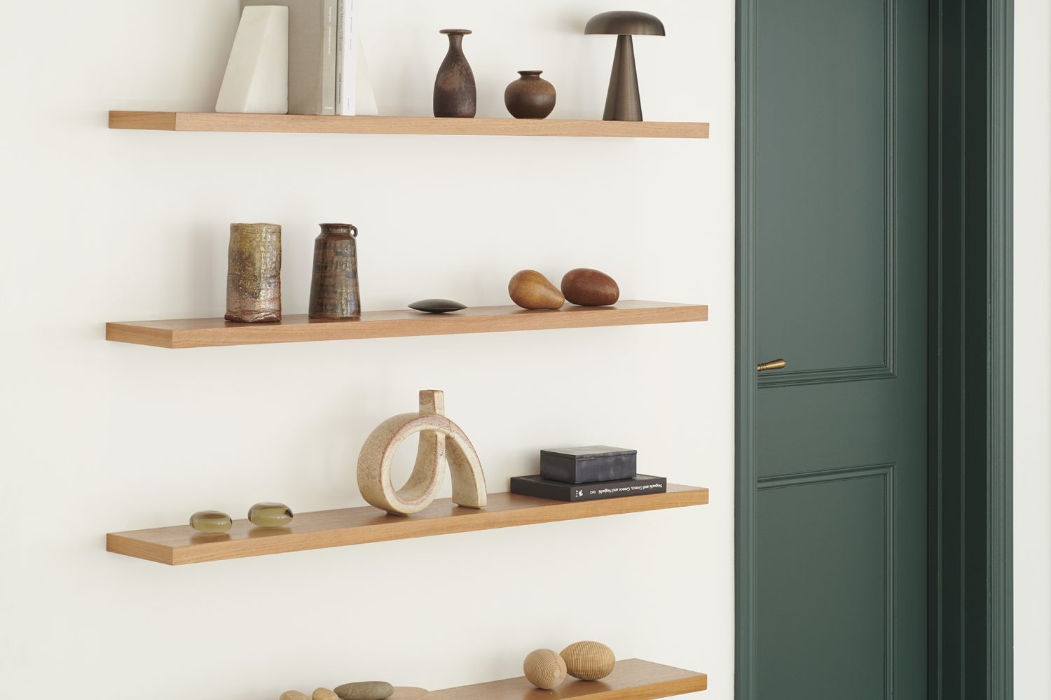 棚の小物とカラー扉の相性