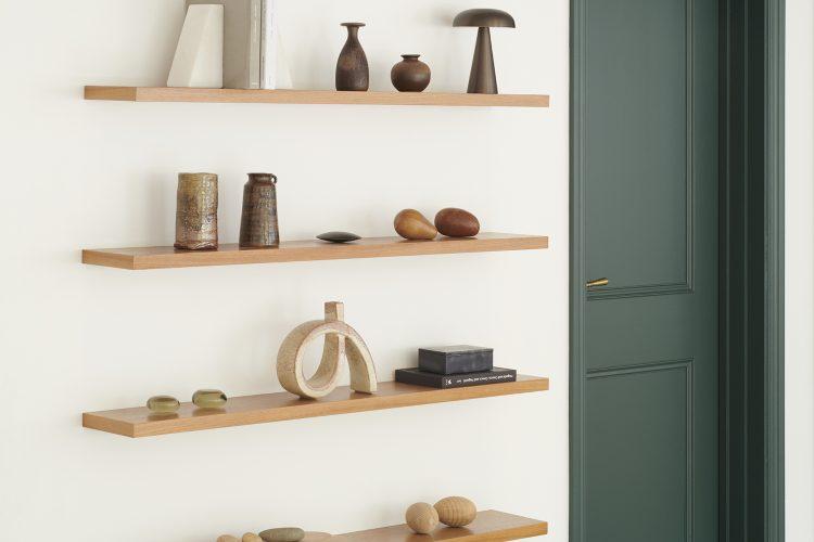 棚の小物とカラー扉の相性