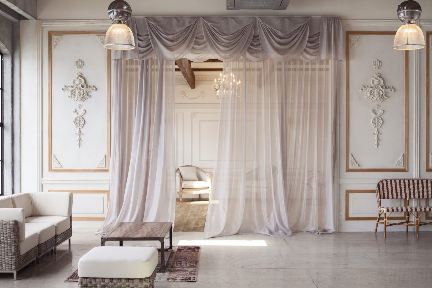 ドレープが美しいレースカーテン