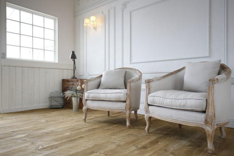 モールディング壁とフローリング