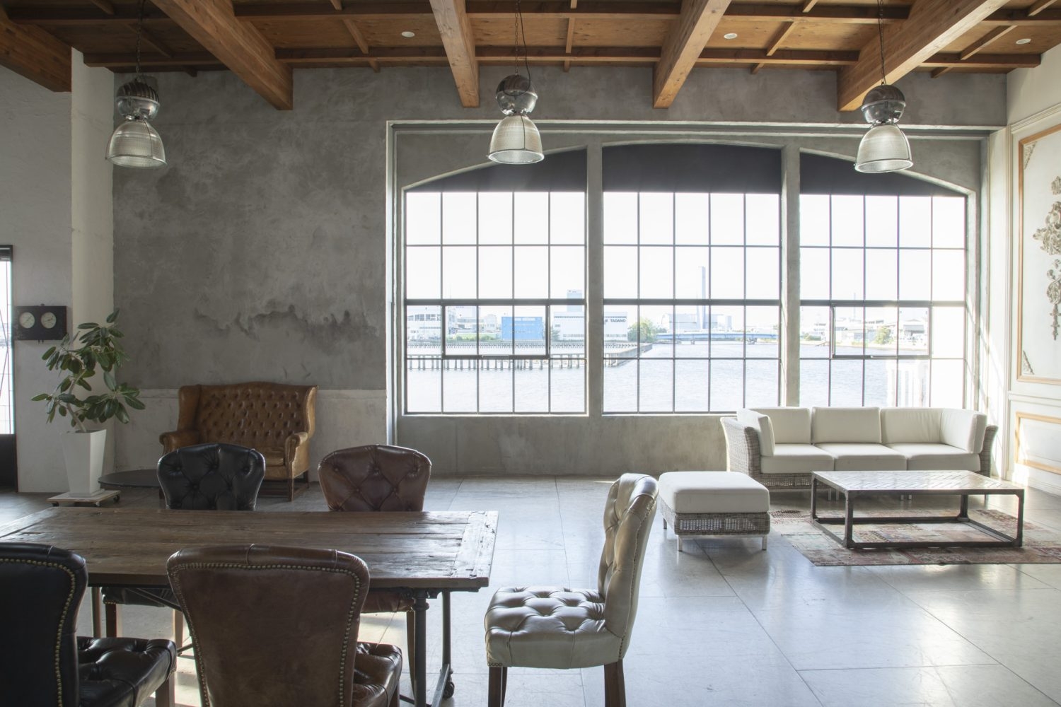 インダストリアルな照明、多様な家具