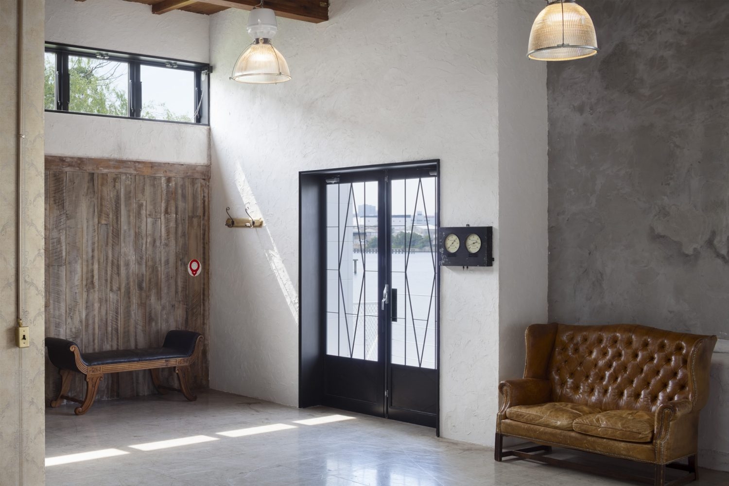 北西面上部にも採光窓あり